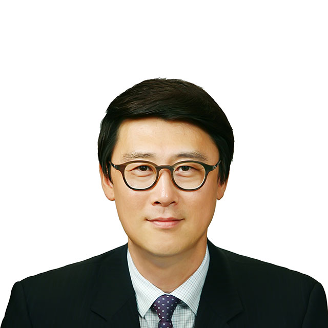 Ryan-Lee_Headshot_KR