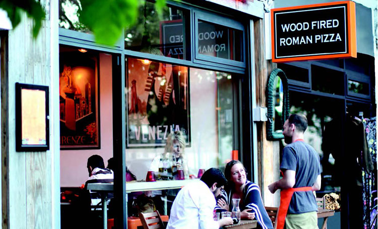 diners outside London pizza restaurant