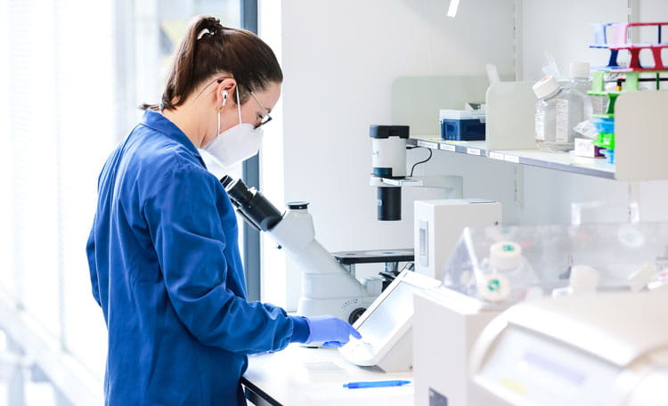Woman working in science lab - Sitryx