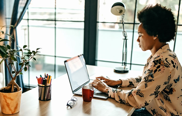 Woman on laptop (image)