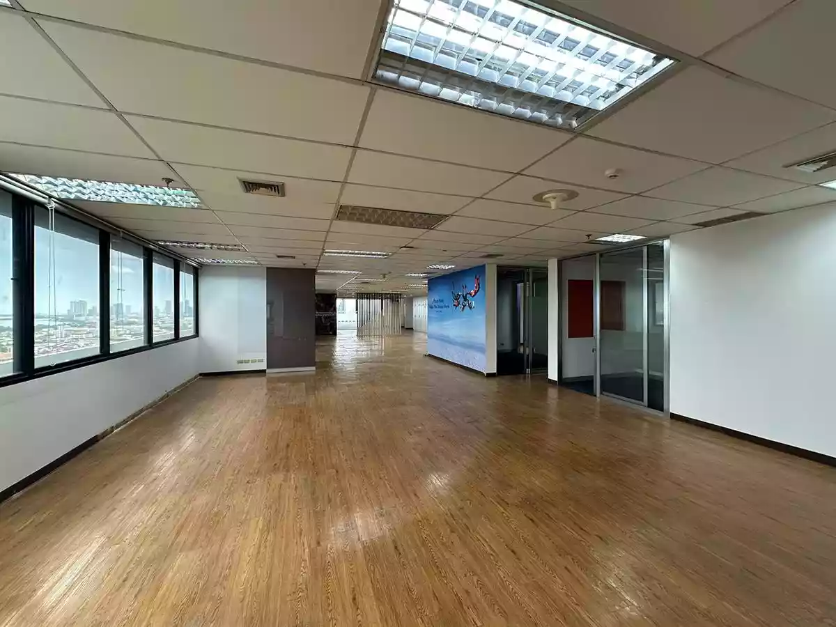 Lumpini Tower office space interior